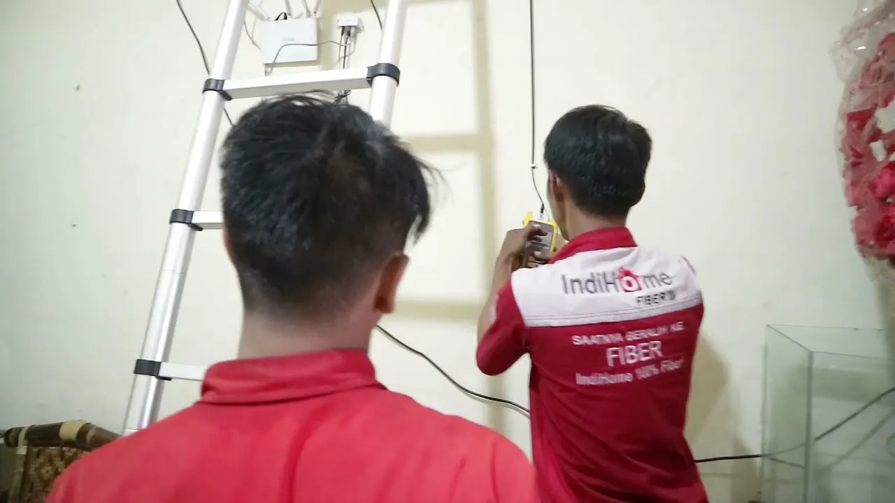 Proses instalasi pasang wifi oleh teknisi resmi IndiHome